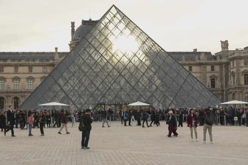 Los investigadores del robo del Louvre tiene más de 150 pruebas que dejaron los ladrones Los investigadores del robo del Louvre tiene más de 150 pruebas que dejaron los ladrones