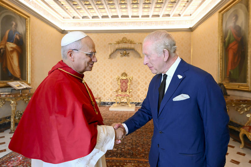 El papa y el rey Carlos III rezan juntos en la Capilla Sixtina El papa y el rey Carlos III rezan juntos en la Capilla Sixtina
