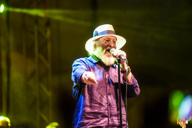 Δε θα σας πει παινέματα, δεν ξέρει κολακείες: Με αφορμή τον Σαββόπουλο, κι όχι...