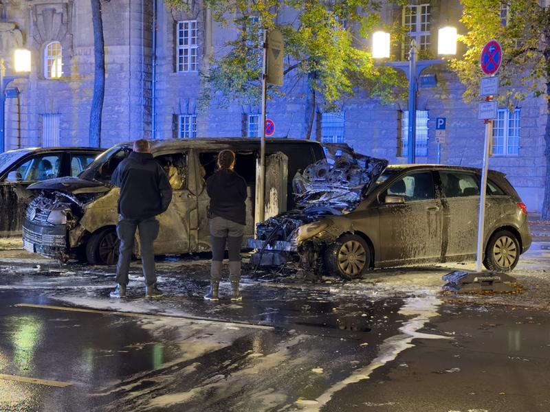 Brandanschlag in Charlottenburg: Unbekannte zünden zivile Polizeiautos an Brandanschlag in Charlottenburg: Unbekannte zünden zivile Polizeiautos an