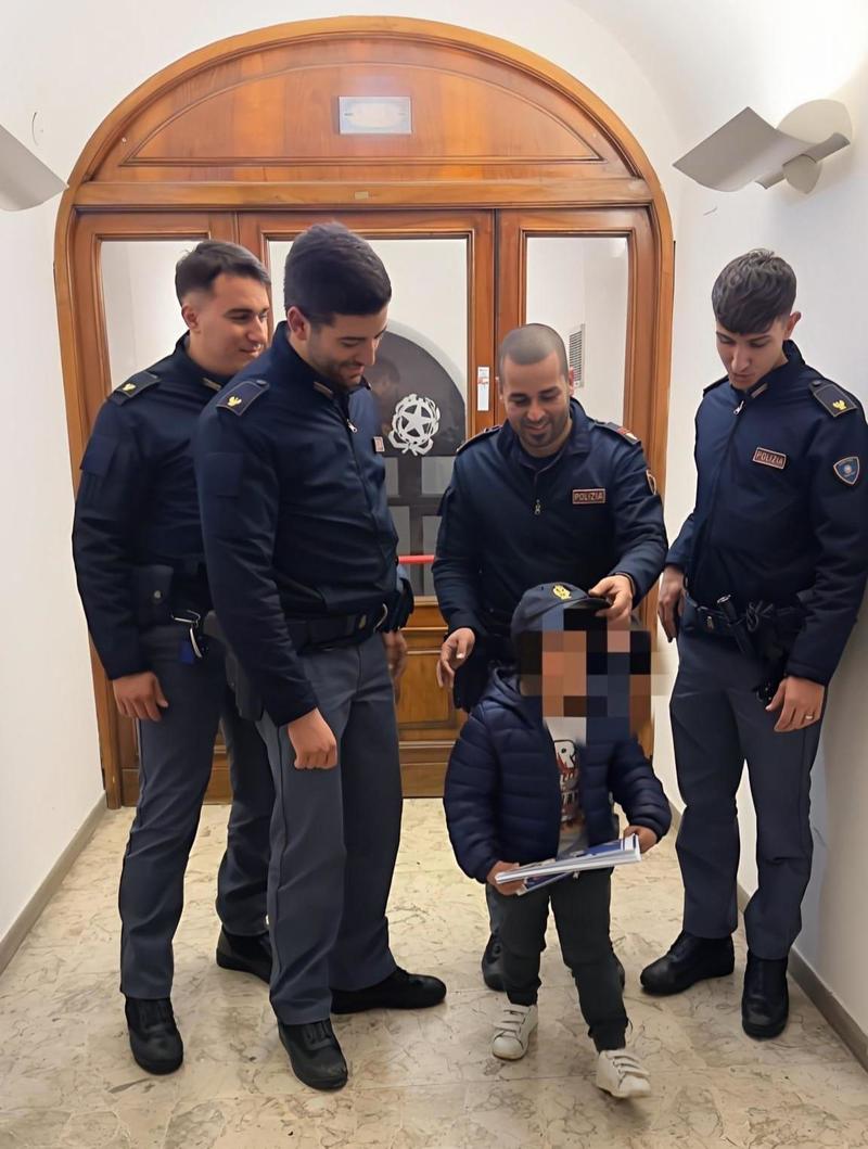 Bimbo di 4 anni in giro da solo: l’allarme dei cittadini e l’arrivo della polizia