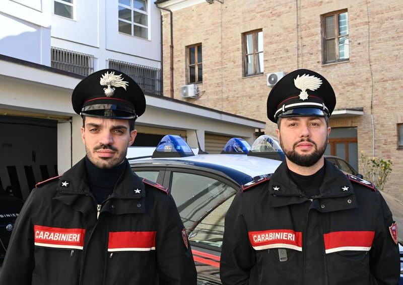 I carabinieri eroi: “Ragazza seduta sui binari, così l’abbiamo salvata”