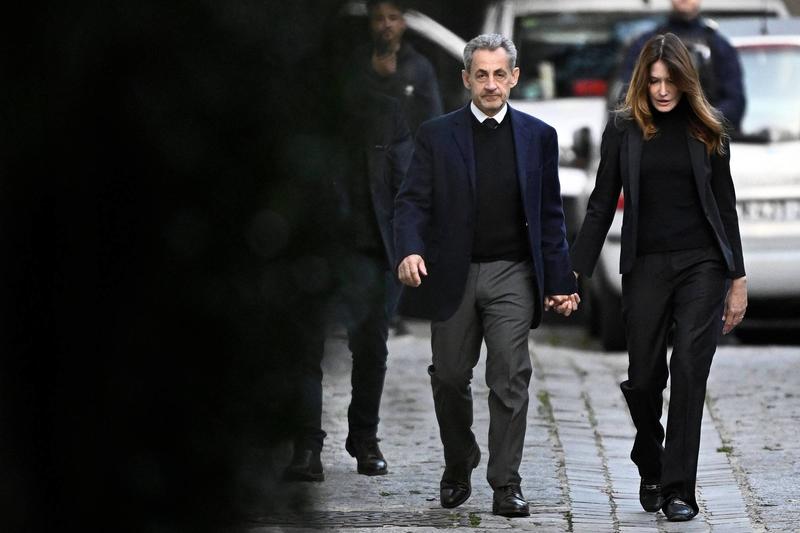 Roubo no Louvre e prisão de Sarkozy pesam sobre o humor da França