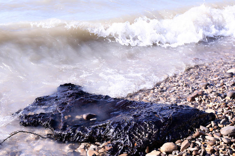 «Тонкие пленки с легкими фракциями»: гидрограф рассказал о нефтяном пятне около берегов Анапы