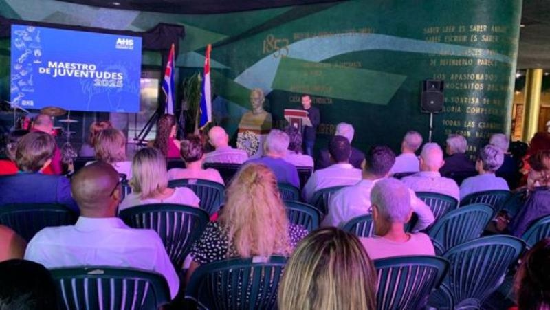 Fieles a la creación y a Cuba