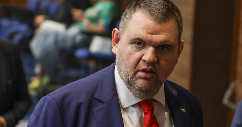 Стоим и чакаме някой да ни отърве. Стига да оцелеем