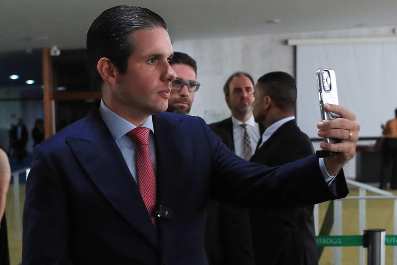 Câmara alivia Eduardo e Zambelli, deputados que não trabalham