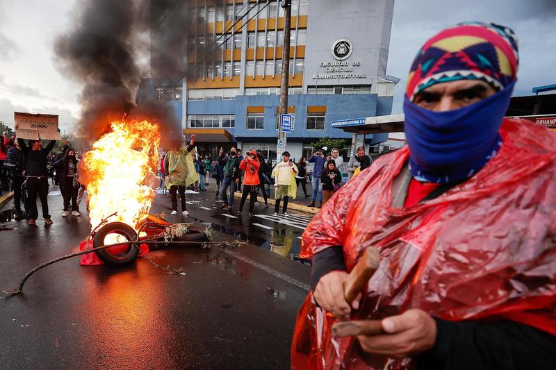 “Cioccolatini avvelenati per uccidermi”. Il caso del presidente dell’Ecuador, la polveriera Venezuela e gli spettri della Cia