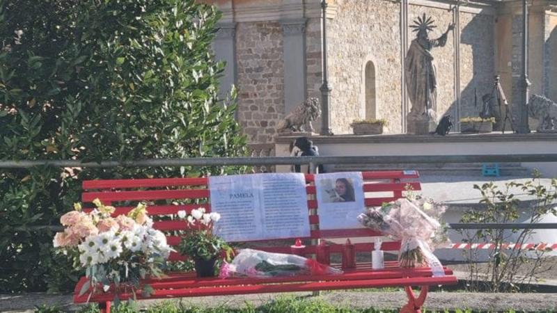 Strozza, l’ultimo abbraccio a Pamela Genini: una panchina rossa sul sagrato per ricordarla Strozza, l’ultimo abbraccio a Pamela Genini: una panchina rossa sul sagrato per ricordarla