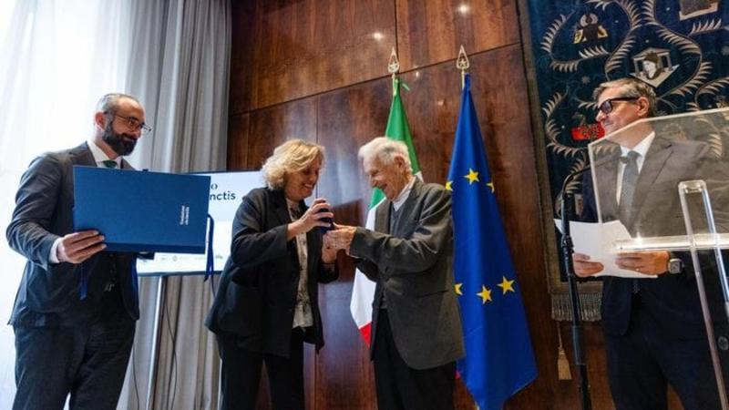 Al professor Garattini il premio De Sanctis: «Il Paese ha bisogno di molta più ricerca»