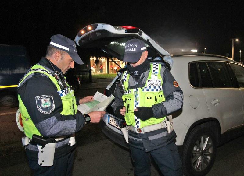 Inseguimento a Como: trascina con l’auto un agente della Polizia locale