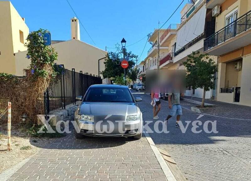 Ιδανική στάθµευση… στο πεζοδρόµιο της Κανεβάρο!