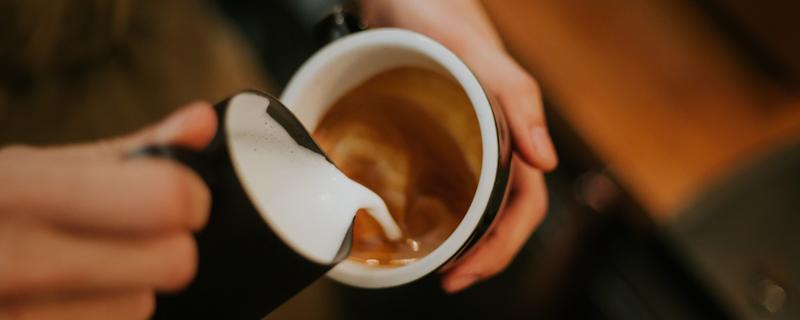 Colazione di lusso: ecco perché caffè, cioccolato e matcha costano sempre di più