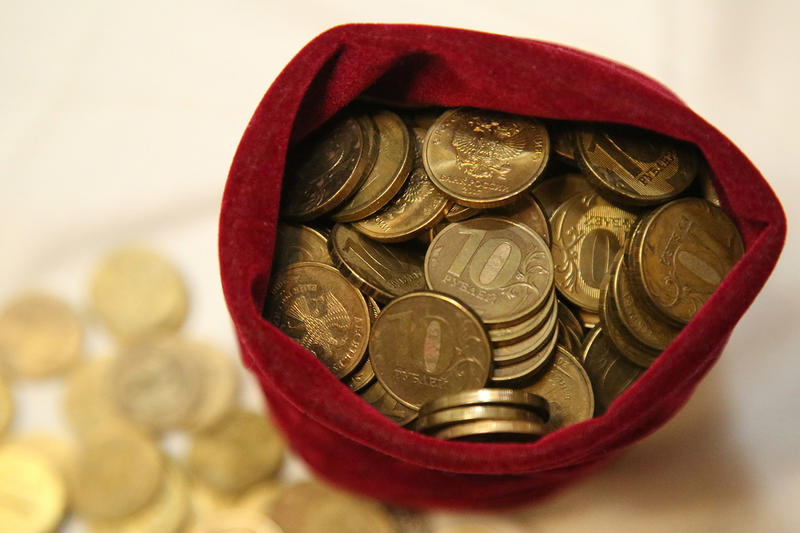 Имам против ипотеки для женщин, а священник — против больших зарплат