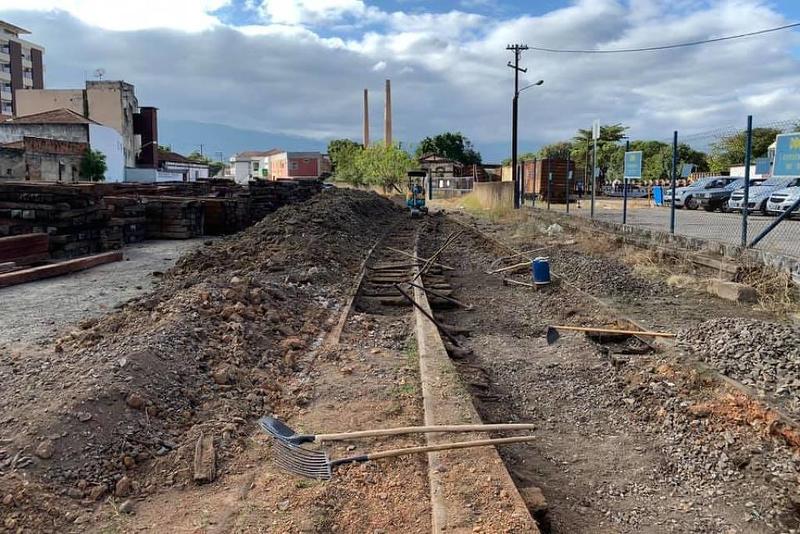 Reconstrução de ferrovia histórica entre SP e MG avança com chegada de dormentes