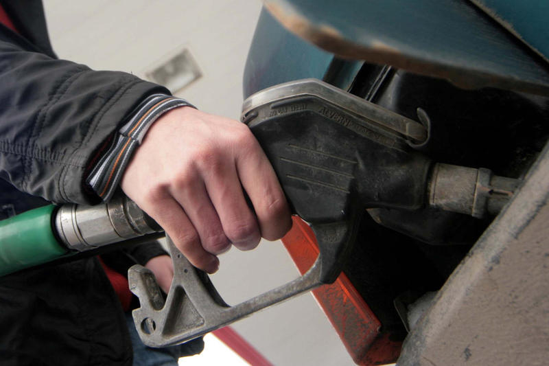 Российский ученый рассказал, как вычислить разбавленный водой бензин