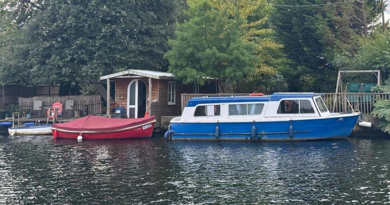 'Riverside retreat' on island near Norwich sells for £100,000 at auction 'Riverside retreat' on island near Norwich sells for £100,000 at auction