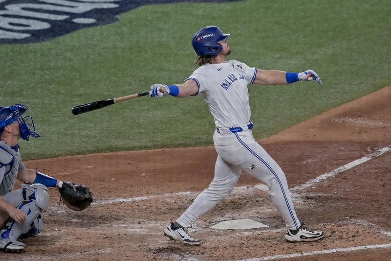 Grand Slam de Barger y jonrón de Kirk ponen arriba a los Azulejos ante los Dodgers en la Serie Mundial Grand Slam de Barger y jonrón de Kirk ponen arriba a los Azulejos ante los Dodgers en la Serie Mundial