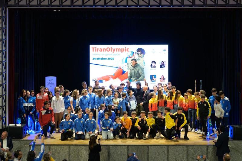 Alberto Tomba show, appello ai giovani “Avete montagne bellissime, uscite non guardate solo il telefonino”