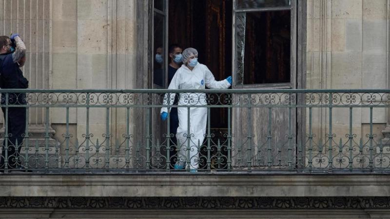 Furto al Louvre, arrestati due sospettati. Uno era all'aeroporto di Parigi e stava per fuggire in Algeria