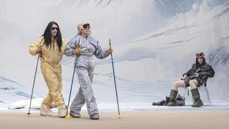 Theater | Auf dünnem Eis: Philippe Quesnes Vampire tanzen auf dem Gletscher Theater | Auf dünnem Eis: Philippe Quesnes Vampire tanzen auf dem Gletscher