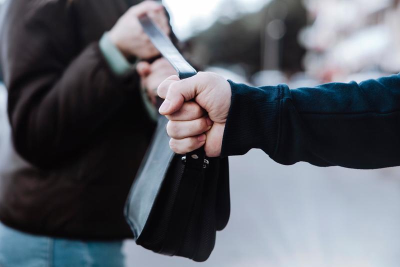 Stradella, scippo in via Pisacane: donna di 70 anni aggredita alle spalle e derubata