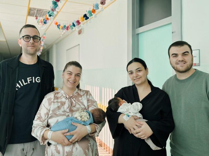 La storia di Elma e Erol, i due fratelli sono diventati genitori nello stesso giorno