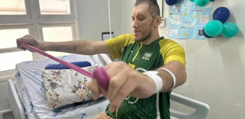 Vítima do próprio tamanho, pessoa mais alta do país tem pernas amputadas