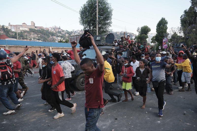 Το ντόμινο των εξεγέρσεων της Γενιάς Ζ