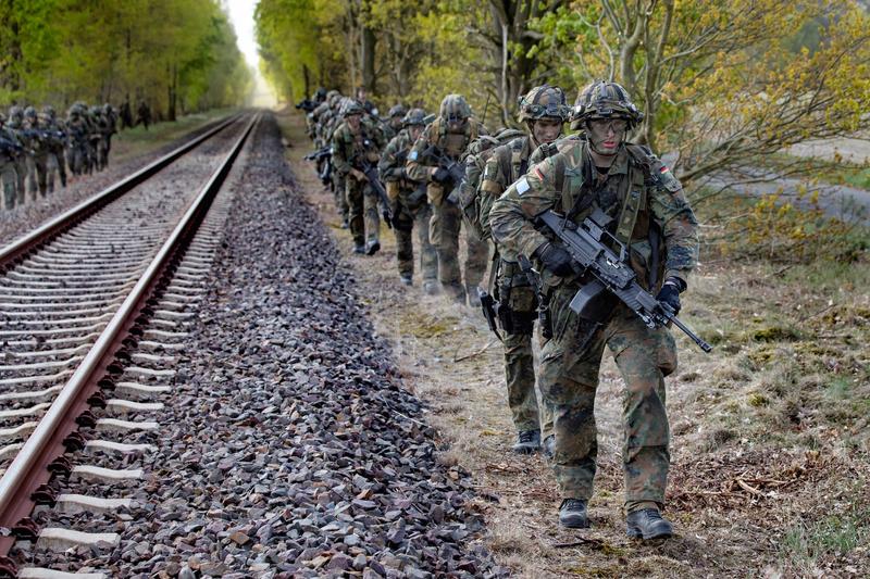 Germania, l’Esercito spara a salve, la Polizia risponde con le pallottole