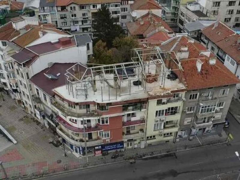 Скандално или законно? Апартамент се строи върху стара кооперация в центъра на Бургас (ОБНОВЕНА)