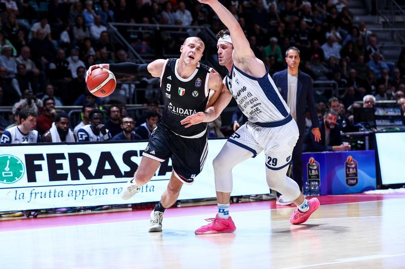 Un grande Smailagic trascina la Virtus che schianta la Dinamo Sassari