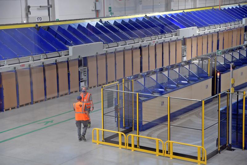 Cura Carpignano, assalto al capannone Sda: i ladri trovano la cassaforte vuota, rubano scatole di smartphone