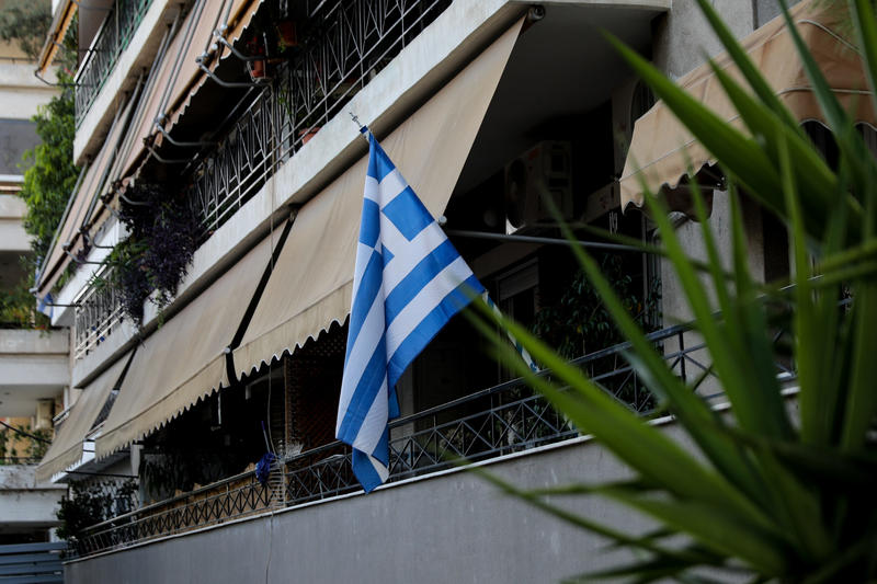 Και μια σημαία σ’ ένα μπαλκόνι, αλλάζει χρώματα και με σκοτώνει…