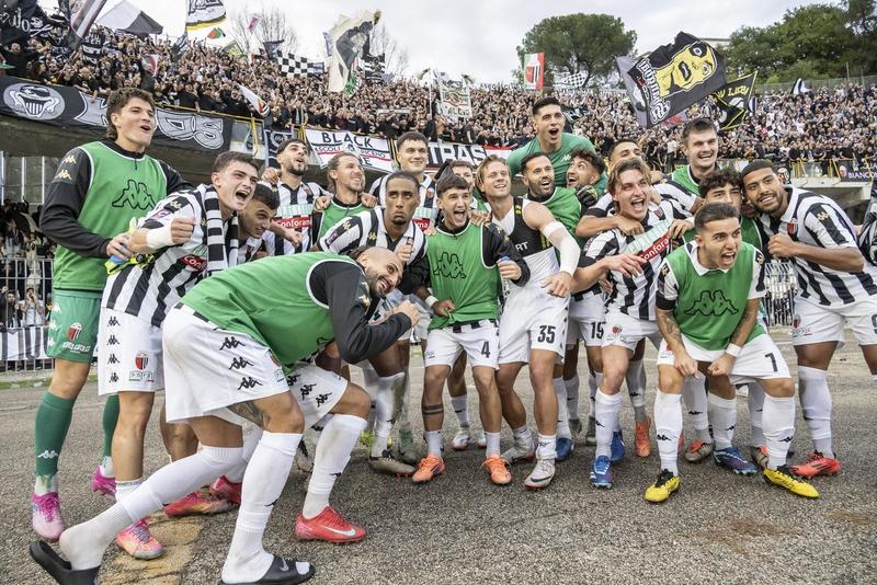 L’Ascoli festeggia, alla Samb i complimenti