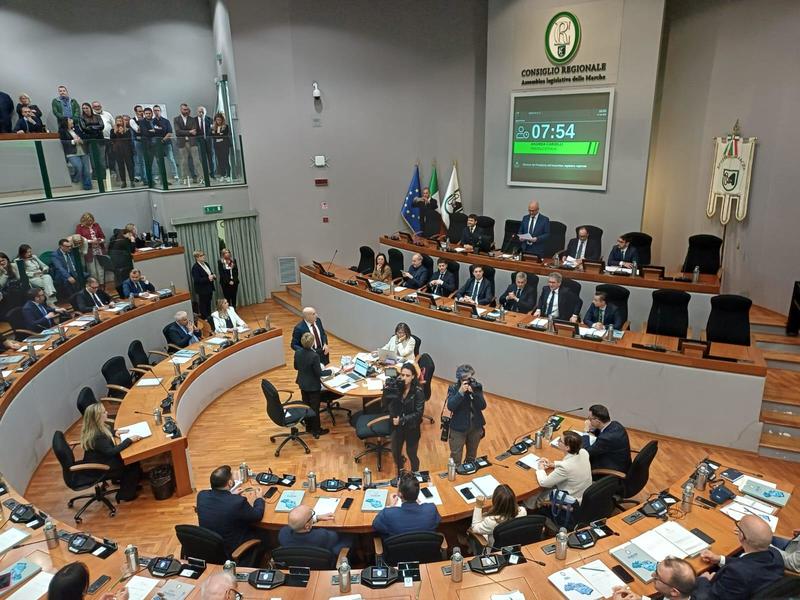 Primo Consiglio Marche: l'era Acquaroli bis inizia con la protesta degli attivisti ProPal /