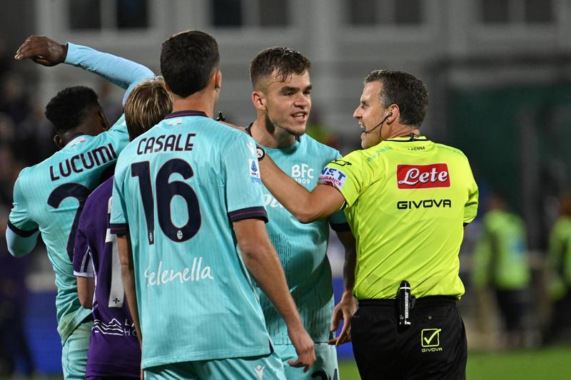 Gli errori dell’arbitro La Penna a Firenze, i tifosi: a chi dà fastidio il Bologna? /