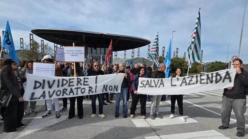 Sciopero dei lavoratori Benetton contro i contratti di solidarietà. I sindacati: “Metodi inaccettabili”