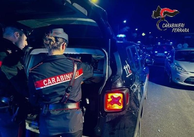 Sorpresi a Comacchio con mazza da baseball e attrezzi da scasso in auto