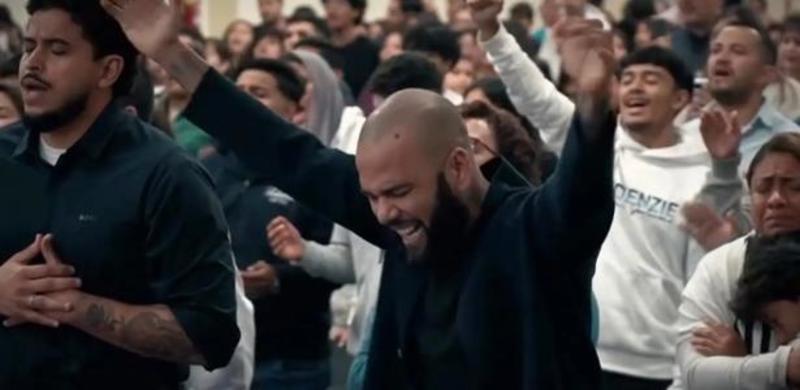 Daniel Alves reaparece como pregador em igreja na Espanha após prisão