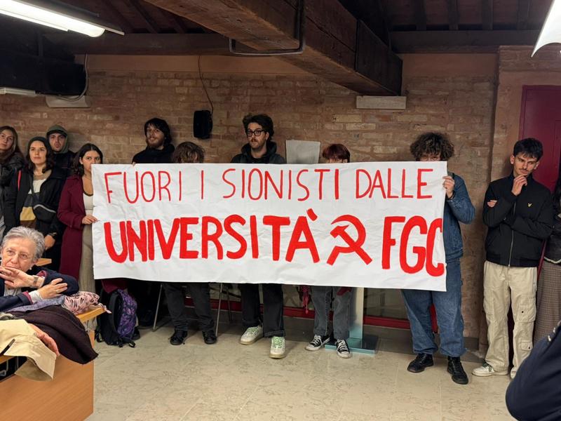 Pro-Pal impediscono a Fiano di parlare alla Ca’ Foscari di Venezia: “Fuori i sionisti dall’università”