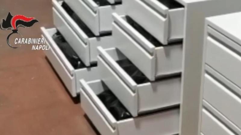 Droga dalla Spagna verso le piazze di spaccio di Napoli: arrivava dentro mobili, 5 arresti Vd