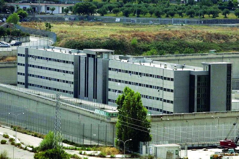 Catanzaro, i detenuti denunciano: in 6 mesi 6 morti e cure negate Catanzaro, i detenuti denunciano: in 6 mesi 6 morti e cure negate