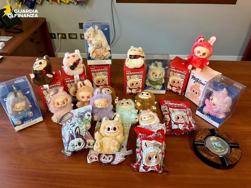 Falsi Labubu (ma identici agli originali) nei negozi del Lodigiano: scattano sequestri e denunce