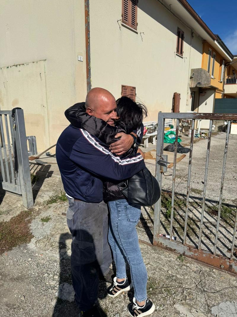 L’abbraccio alla mamma sfrattata: “Tamara, questa casa è per te”