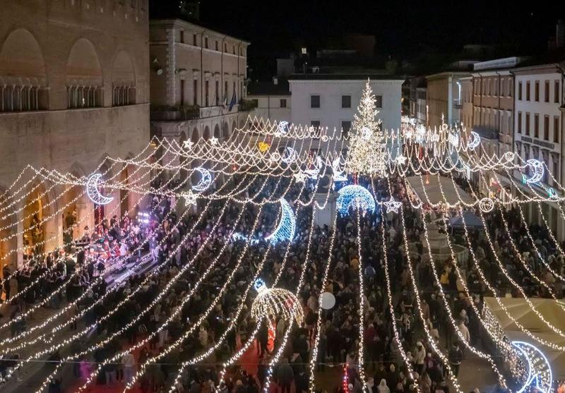 Aria di festa e sogno di Natale: 100 km di luci in città e al mare