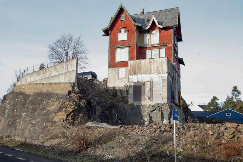 Så parodisk at det er til å le seg fillete av