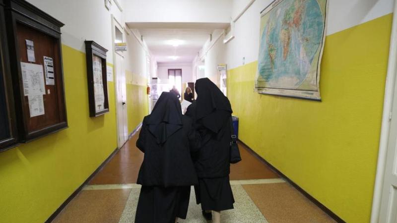 Ruba oggetti sacri e vuoleÂ duemila euro per restituirli:Â le suore lo fanno arrestare