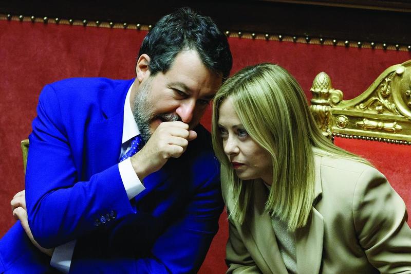 La banca del consenso Meloni e Salvini insieme per il prelievo sui profitti La banca del consenso Meloni e Salvini insieme per il prelievo sui profitti