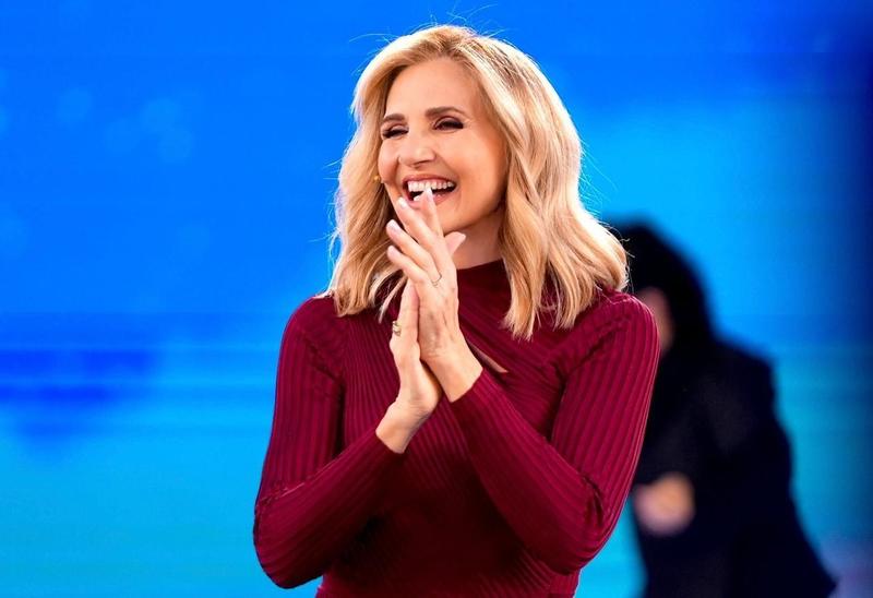 Lorella Cuccarini: “Incontrai la Carrà e mi riempii di bolle. Pippo Baudo mi mandò il chirurgo estetico dopo un incidente”